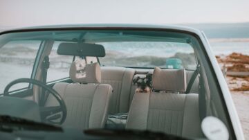 Coche en la playa