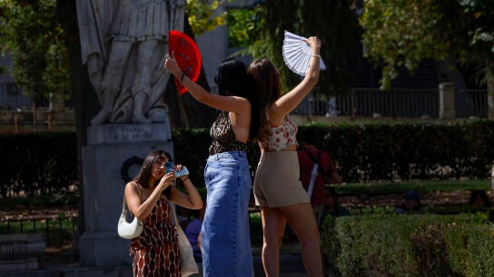 Turistas en la Plaza de Oriente en Madrid