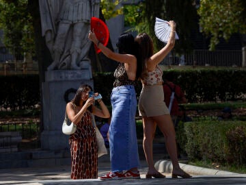 Turistas en la Plaza de Oriente en Madrid