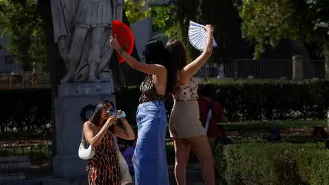 Turistas en la Plaza de Oriente en Madrid Turistas en la Plaza de Oriente en Madrid