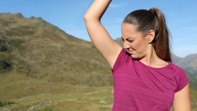 Cómo eliminar el olor a sudor de la ropa deportiva, según un tintorero profesional