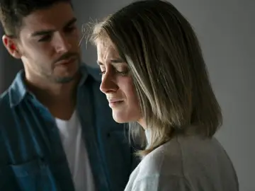 Mujer triste con su pareja Mujer triste con su pareja