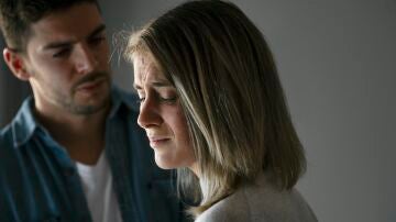 Mujer triste con su pareja