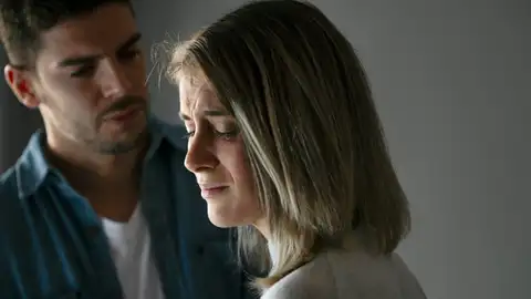 Mujer triste con su pareja Mujer triste con su pareja