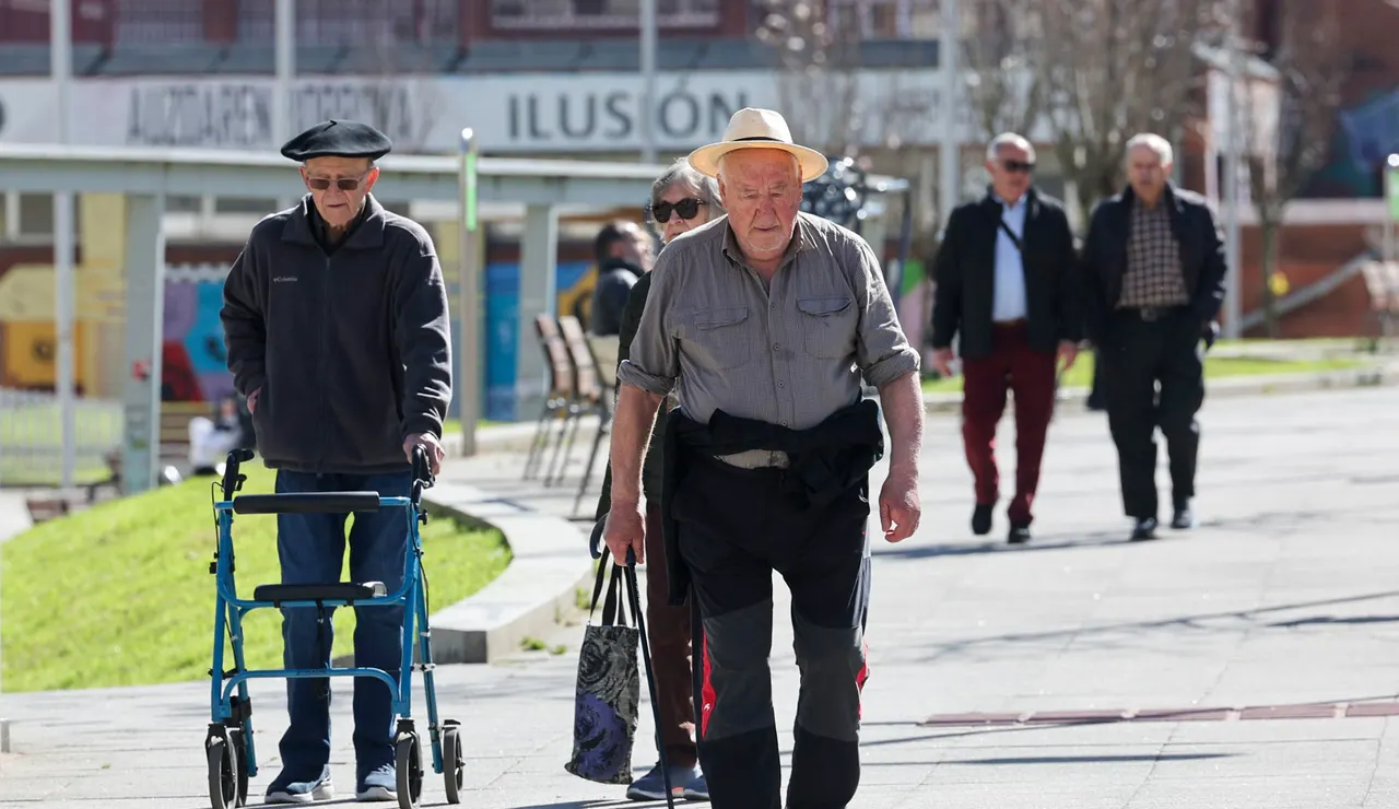 Personas mayores paseando