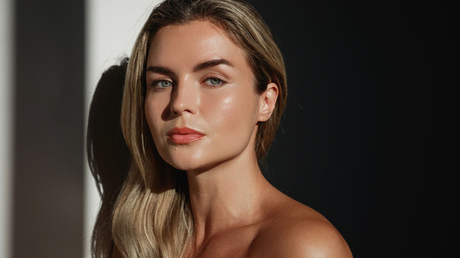 La diferencia entre el maquillaje de día y de noche: así se ve la piel según la luz