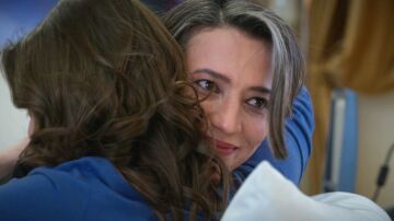 Una conversación inesperada en el hospital lleva a Seren y Efsun a sanar viejas heridas