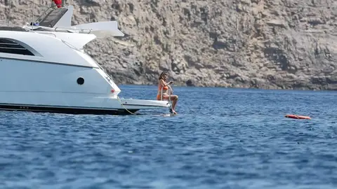 Cari Lapique, con su hermana Myriam, en Ibiza Cari Lapique, con su hermana Myriam, en Ibiza