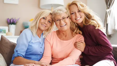 Mujeres de diferente edad Mujeres de diferente edad