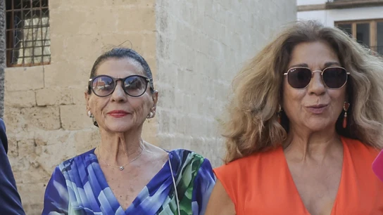 Lolita, con su tía Carmen Flores Lolita, con su tía Carmen Flores