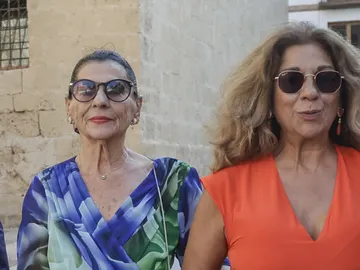 Lolita, con su tía Carmen Flores Lolita, con su tía Carmen Flores