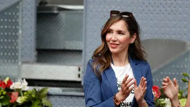 Paloma Lago, con la mano vendada, relata el pequeño accidente que sufrió en casa mientras jugaba con su mascota Paloma Lago, con la mano vendada, relata el pequeño accidente que sufrió en casa mientras jugaba con su mascota