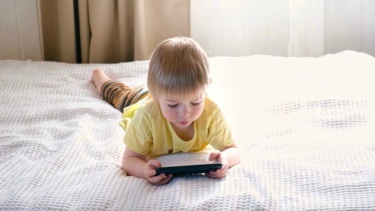 Ni&ntilde;o jugando con un smartphone
