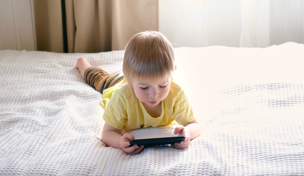 Niño jugando con un smartphone