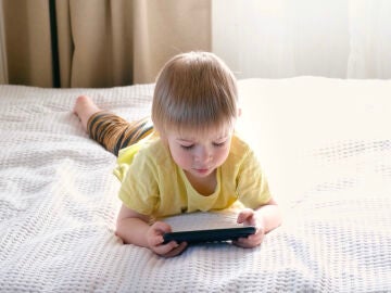 Ni&ntilde;o jugando con un smartphone