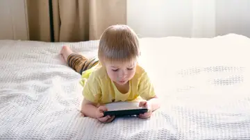 Niño jugando con un smartphone Niño jugando con un smartphone