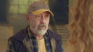 Laura localiza a Millán, un conocido del padre de César, pero guarda silencio cuando le pregunta por Octavio Oramas