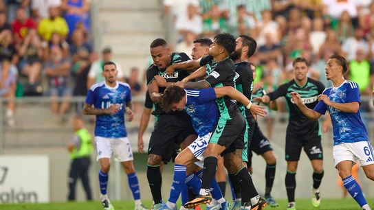 La pelea entre los jugadores de Como y Betis La pelea entre los jugadores de Como y Betis