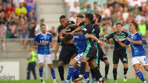 La pelea entre los jugadores de Como y Betis La pelea entre los jugadores de Como y Betis