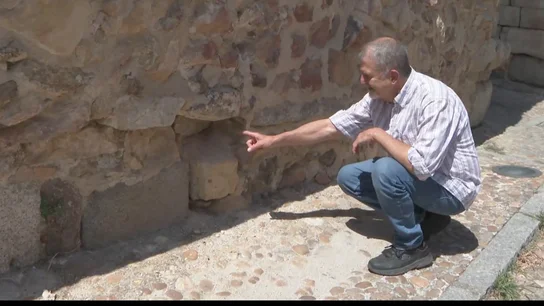 El hueco de la piedra y el presunto responsable El hueco de la piedra y el presunto responsable