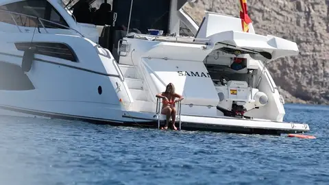 Cari Lapique, con su hermana Myriam, en Ibiza Cari Lapique, con su hermana Myriam, en Ibiza