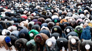 Decenas de personas durante un rezo el &uacute;ltimo d&iacute;a de Ramad&aacute;n, en el parque Casino de la Reina, a 30 de marzo de 2025, en Madrid
