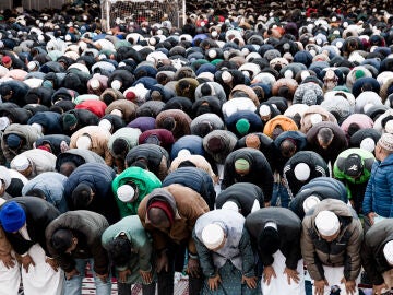 Decenas de personas durante un rezo el último día de Ramadán, en el parque Casino de la Reina, a 30 de marzo de 2025, en Madrid