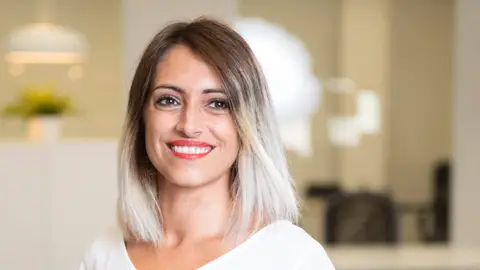 Mujer de unos 40 años Mujer de unos 40 años