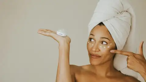 Mujer aplicándose contorno de ojos Mujer aplicándose contorno de ojos
