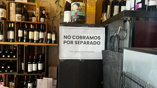 Cartel en un bar de 'No cobramos por separado' Cartel en un bar de 'No cobramos por separado'