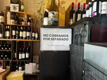 Cartel en un bar de 'No cobramos por separado'