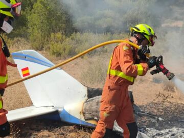 Bomberos actuando en la zona del accidente 