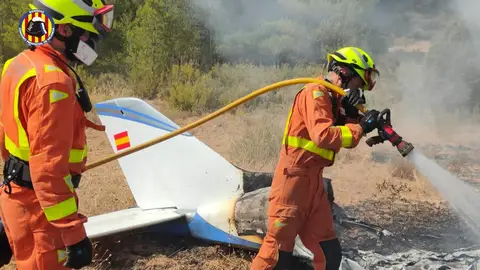 Bomberos actuando en la zona del accidente Bomberos actuando en la zona del accidente