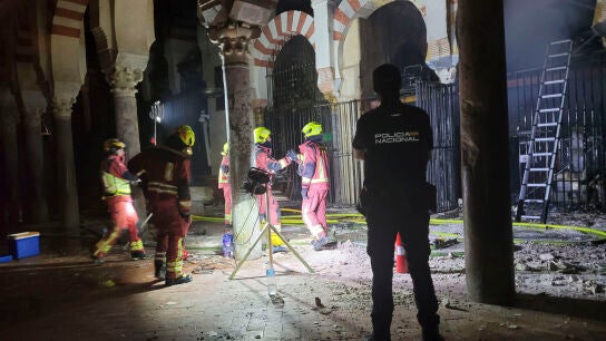 Bomberos en el interior de la Mezquita-Catedral de C&oacute;rdoba
