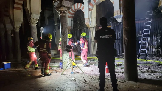 Bomberos en el interior de la Mezquita-Catedral de Córdoba Bomberos en el interior de la Mezquita-Catedral de Córdoba