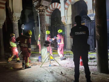 Bomberos en el interior de la Mezquita-Catedral de Córdoba
