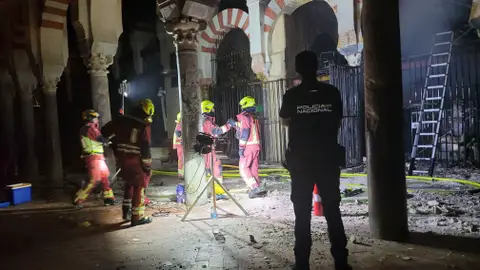 Bomberos en el interior de la Mezquita-Catedral de Córdoba Bomberos en el interior de la Mezquita-Catedral de Córdoba