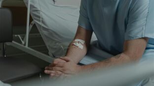 Imagen de archivo de un hombre ingresado en el hospital 