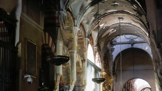 Imagen del interior de la Mezquita de C&oacute;rdoba con los da&ntilde;os del incendio 