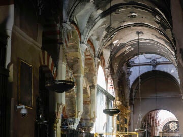 Imagen del interior de la Mezquita de Córdoba con los daños del incendio 