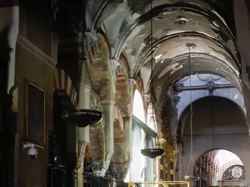 Imagen del interior de la Mezquita de Córdoba con los daños del incendio Imagen del interior de la Mezquita de Córdoba con los daños del incendio