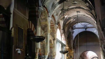Imagen del interior de la Mezquita de Córdoba con los daños del incendio 