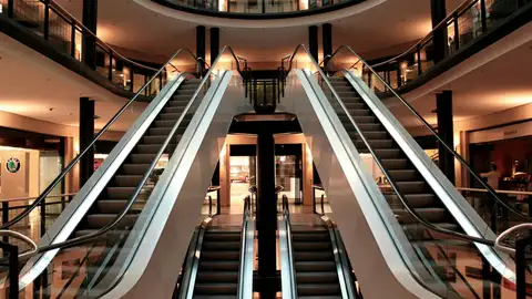 Imagen de archivo de un centro comercial. Imagen de archivo de un centro comercial.