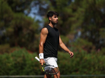 Carlos Alcaraz entrenando