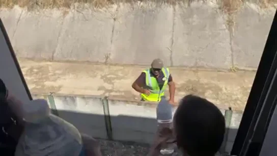 La Guardia Civil y algunos efectivos del equipo de seguridad del tren lanzan botellas de agua a los pasajeros La Guardia Civil y algunos efectivos del equipo de seguridad del tren lanzan botellas de agua a los pasajeros