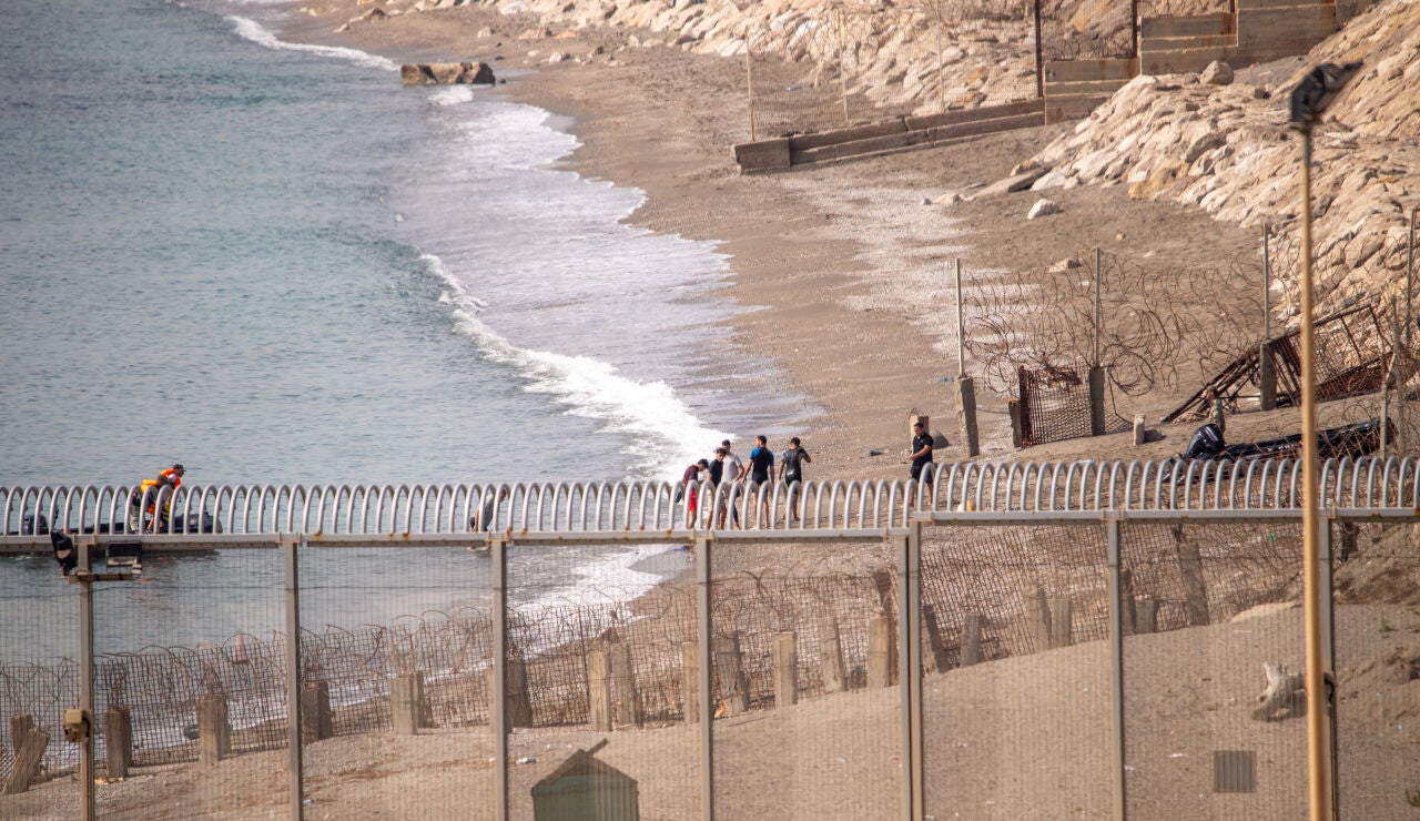Imagen de archivo de migrantes desembarcando en Ceuta.