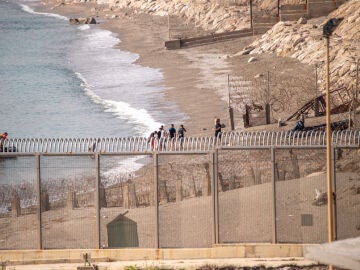 Imagen de archivo de migrantes desembarcando en Ceuta.