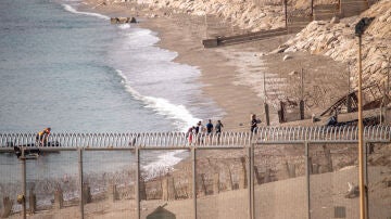 Imagen de archivo de migrantes desembarcando en Ceuta.
