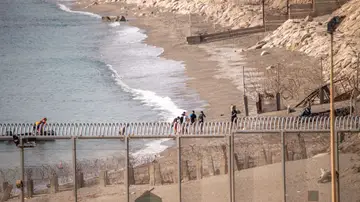 Imagen de archivo de migrantes desembarcando en Ceuta. Imagen de archivo de migrantes desembarcando en Ceuta.