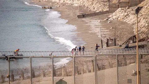 Imagen de archivo de migrantes desembarcando en Ceuta. Imagen de archivo de migrantes desembarcando en Ceuta.